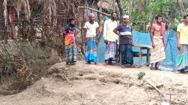 ৫ কন্যার জন্য সরকারি রাস্তা কেটে বেড়া দিলেন বাবা