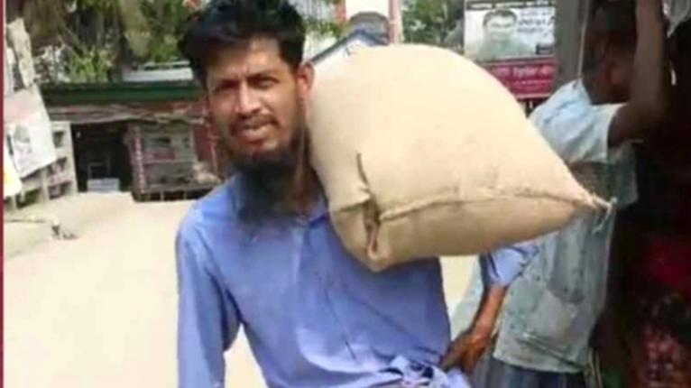 অসহায়দের চাল কম দেওয়ার অভিযোগ ইউপি সদস্যদের বিরুদ্ধে