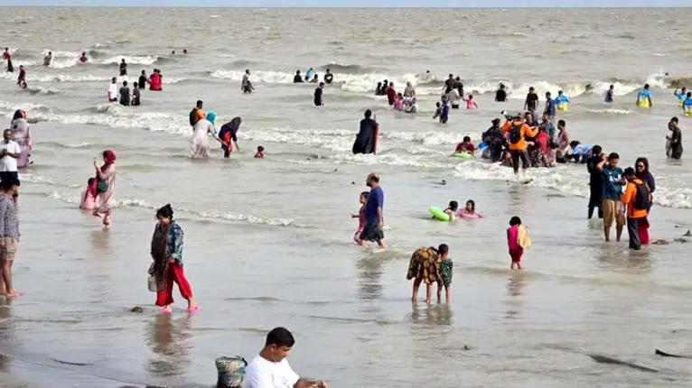 পূজার ছুটিতে কুয়াকাটা সৈকতে উচ্ছ্বসিত পর্যটক