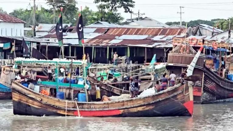 ডিজেল সংকটে আলীপুর-মহিপুরে আটকা শতশত ট্রলার