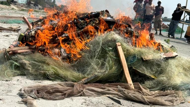 পদ্মা নদীতে প্রশাসনের অভিযান, মাছ ধরা বাঁধ বিনষ্ট