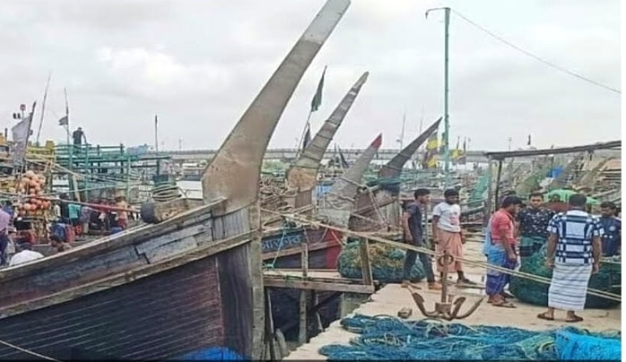 পটুয়াখালীতে ডিজেলের সংকটে সাগরে কমছে মাছ ধরা, দুশ্চিন্তায় জেলেরা