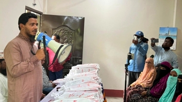 বাউফলে ৭০০ জনকে প্রধানমন্ত্রীর শাড়ি উপহার