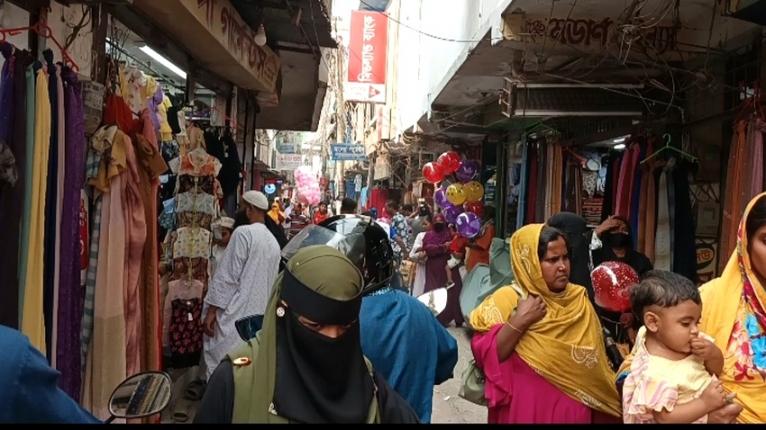 ভেড়ামারা শপিংমলে জমে উঠেছে ঈদ কেনাকাটা