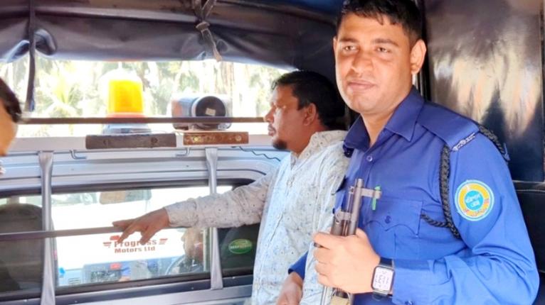 পটুয়াখালীতে ব্যাংক থেকে ছিনতাইকারী চক্রের ৩ সদস্য গ্রেপ্তার