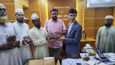 কয়রায় ৬৪ প্রতিষ্ঠানে সৌদি সরকারের খেজুর বিতরণ