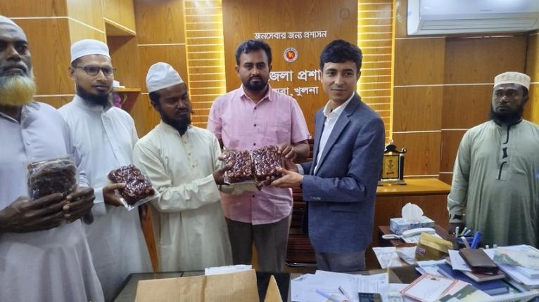 কয়রায় ৬৪ প্রতিষ্ঠানে সৌদি সরকারের খেজুর বিতরণ