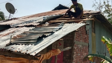ঝড়ে আমতলীর তালতলীতে শতাধিক বাড়িঘর বিধ্বস্ত, বিদ্যুতের খুটি উপরে ১৫ ঘন্টা অন্ধকারে