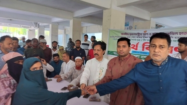 প্রধানমন্ত্রীর ত্রান তহবিলের অর্থ ভোলা-৩ আসনে স্পিকারের পক্ষ থেকে বিতরণ