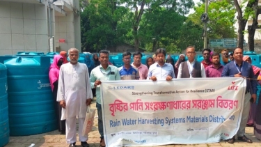 উপকূলীয় পাইকগাছায় দরিদ্র পরিবারের মাঝে পানির ট্যাংকি বিতরণ