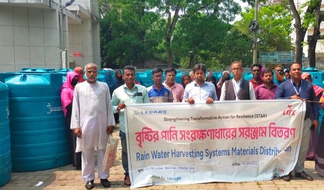 উপকূলীয় পাইকগাছায় দরিদ্র পরিবারের মাঝে পানির ট্যাংকি বিতরণ