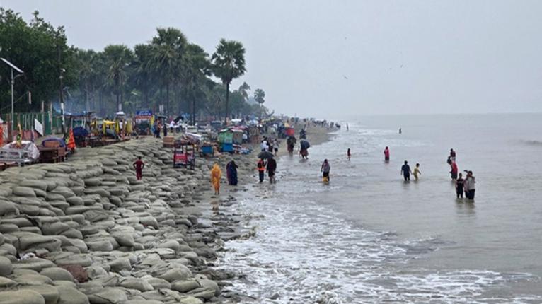 বৃষ্টির বাগড়ায় ঈদের দিনেও ফাঁকা কুয়াকাটা সৈকত