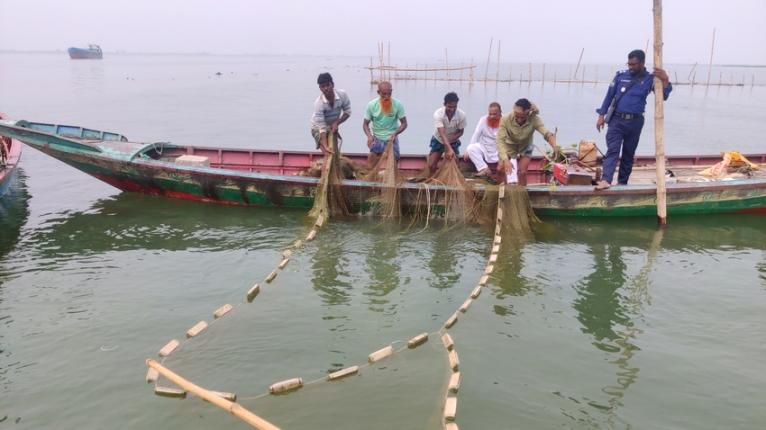 সদরপুরের পদ্মা-আড়িয়াল খাঁ নদীতে  অবৈধ মাছের বাঁধ উচ্ছেদ