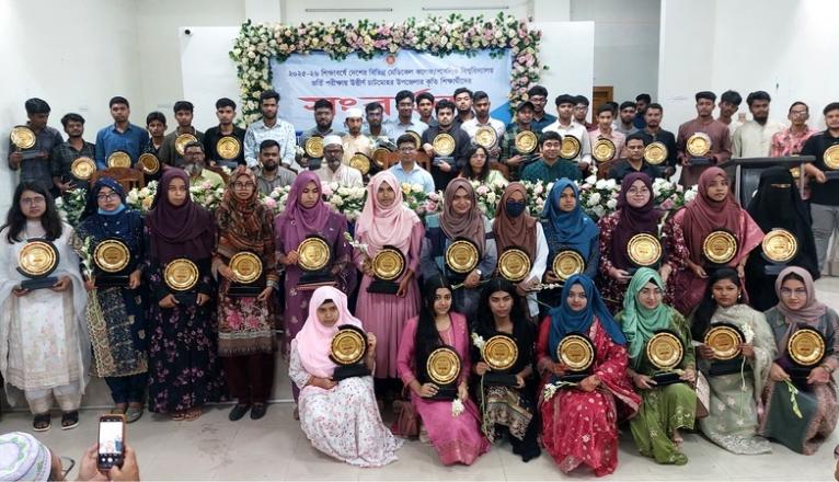 চাটমোহরের ৫৮ কৃতি শিক্ষার্থীদের সংবর্ধনা