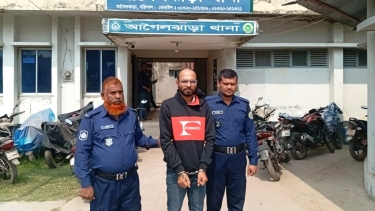 আগৈলঝাড়ায় কর্মচারীকে নির্যাতনের মামলায় মালিক গ্রেফতার