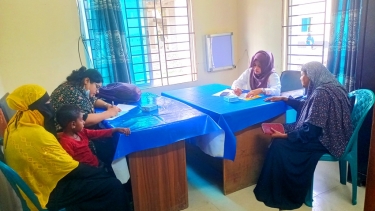 কাউখালী উপজেলা স্বাস্থ্য কমপ্লেক্সে কক্ষ সংকট, এক টেবিলে দুই ডাক্তার