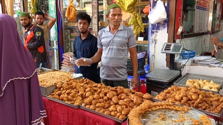 ভেড়ামারায় সড়কে অস্বাস্থ্যকর পরিবেশ বিক্রি হচ্ছে ইফতার,বাড়ছে স্বাস্থ্যের ঝুঁকি