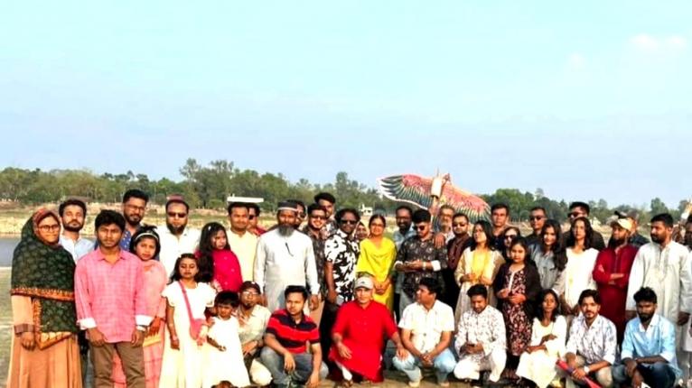 যমুনার দুর্গম চরে ঈদের আনন্দে ঘুড়ি উৎসব