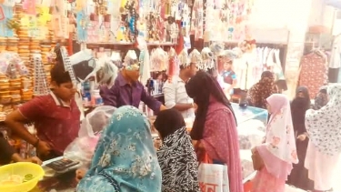দুমকিতে কেনাকাটায় জমছে ঈদ বাজার