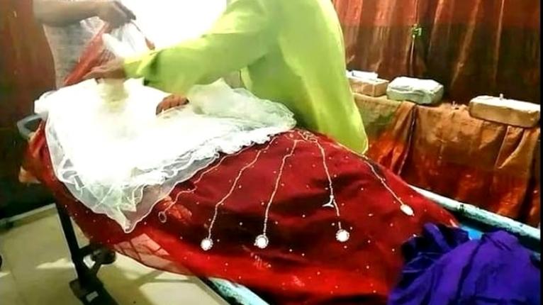 এখনও হাতে মেহেদি, পরনে বিয়ের শাড়ি ,শুধু নেই মিতুর দেহে প্রাণ