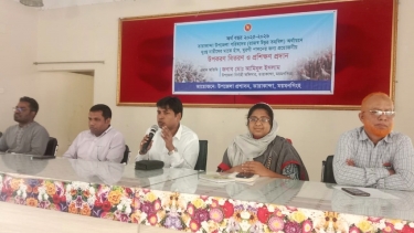 তারাকান্দায় দু:স্থ নারীদের মাঝে হাঁস মুরগী পালনে উপকরণ বিতরণ