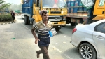 যমুনা সেতুতে যানজটে সেচ্ছাসেবীদের চাল চিত্র