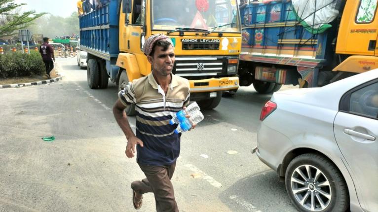 যমুনা সেতুতে যানজটে সেচ্ছাসেবীদের চাল চিত্র