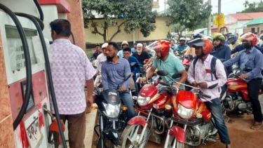 ফুলবাড়ীতে জ্বালানী তেলের তীব্র সংকট, ভোগান্তিতে মোটরসাইকেল চালকরা