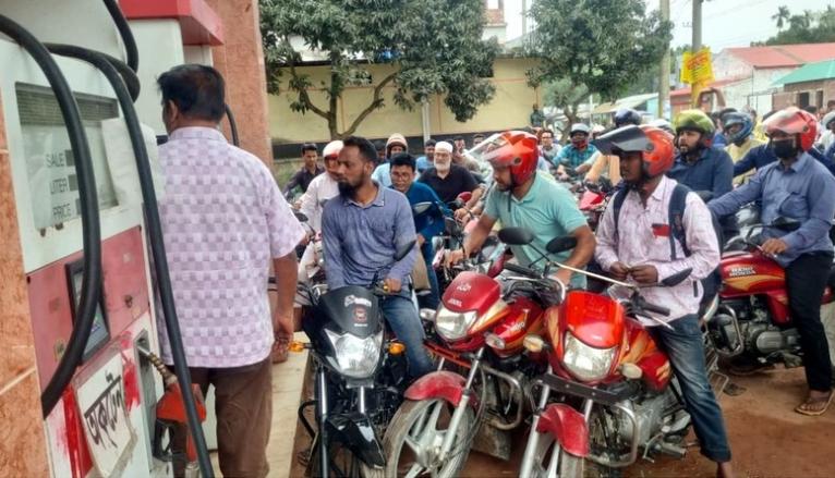 ফুলবাড়ীতে জ্বালানী তেলের তীব্র সংকট, ভোগান্তিতে মোটরসাইকেল চালকরা