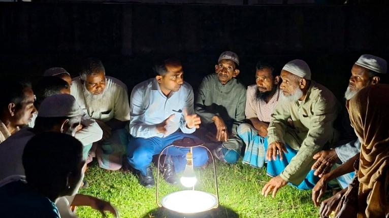 ফুলপুরে আলোর ফাঁদে পোকা দমন