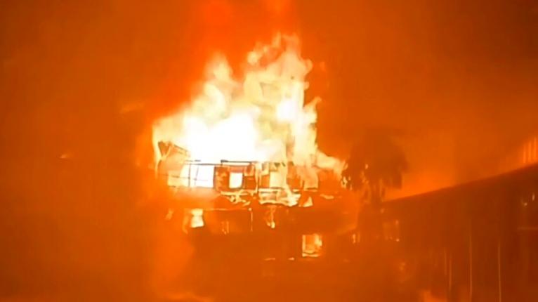 বাউফলে আগুনে পুড়ে ছাই হতদরিদ্র তিন পরিবারের বসতঘর