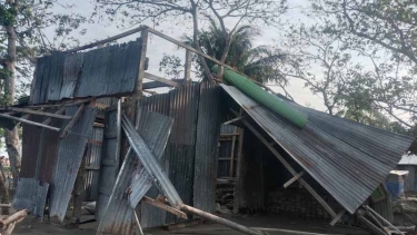 ভোলার ঢালচরে টর্নেডোর তান্ডবে অর্ধশত ঘর বিধ্বস্ত