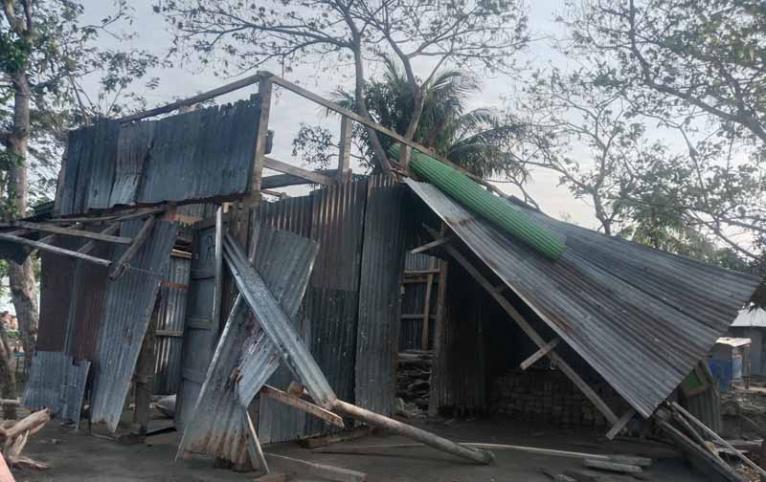 ভোলার ঢালচরে টর্নেডোর তান্ডবে অর্ধশত ঘর বিধ্বস্ত