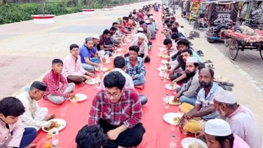 দুই শতাধিক অসহায় পেলো ১৪ পদের রাজকীয় ইফতারি