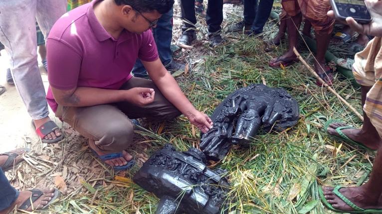 চাটমোহরে কষ্টিপাথরের প্রাচীন বিষ্ণুমূর্তি উদ্ধার