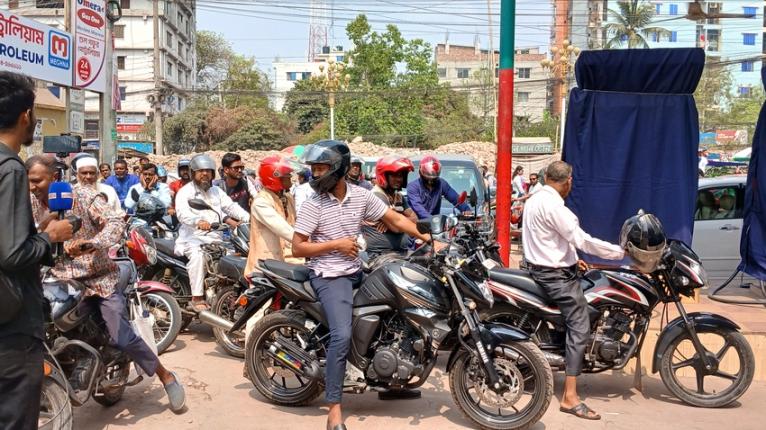 রাজশাহীতে জ্বালানি তেলের তীব্র সংকট