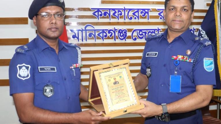 সিংগাইর থানার শ্রেষ্ঠ পুলিশ পরিদর্শক নির্বাচিত হলেন ইন্সপেক্টর তদন্ত স্বপন কুমার সরকার