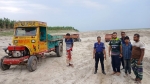 ভেড়ামারা বাহাদুরপুর ঘাটে অবৈধভাবে বালু উত্তোলনে প্রশাসনের হানা