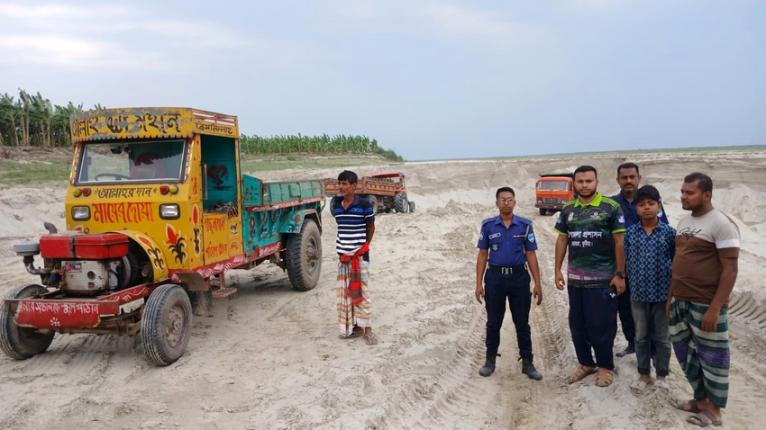 ভেড়ামারা বাহাদুরপুর ঘাটে অবৈধভাবে বালু উত্তোলনে প্রশাসনের হানা