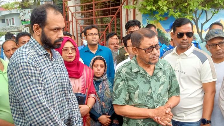 সিংগাইর উপজেলা স্বাস্থ্য কমপ্লেক্সে হঠাৎ সাড়ে ৮ টায় হাজির :স্বাস্থ্যমন্ত্রী