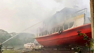 বাউফলে মেরামতের সময় আগুন ধরে গেলো লঞ্চে