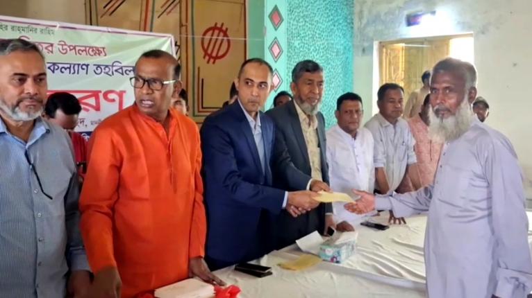 পীরগঞ্জে ৩০০ জন গরীব অসহায় মাঝে ৬ লাখ টাকা সহায়তা প্রদান