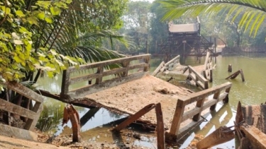 দশ মাস ধরে সেতু ভেঙে পড়ে আছে খালে
