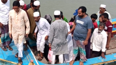কালিগঙ্গা নদীর তীরে যাত্রীদের উঠানামার সাঁকোটি নির্মাণ হওয়ায় দুর্ভোগের রক্ষা পেল গ্রামবাসী