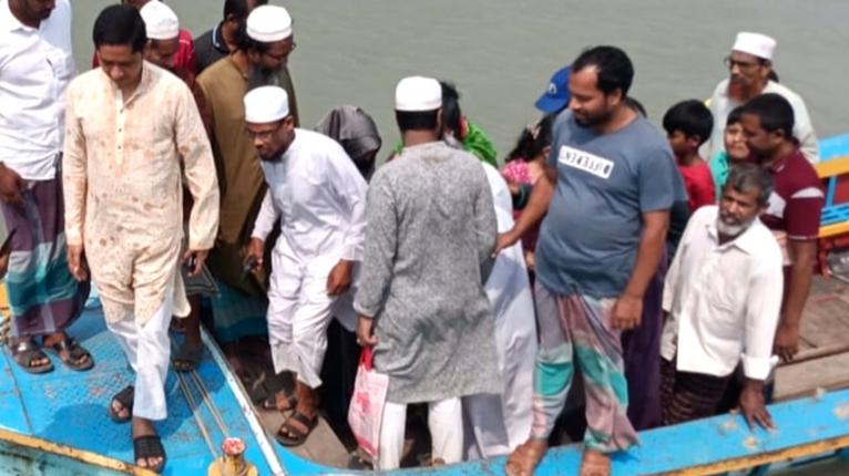 কালিগঙ্গা নদীর তীরে যাত্রীদের উঠানামার সাঁকোটি নির্মাণ হওয়ায় দুর্ভোগের রক্ষা পেল গ্রামবাসী