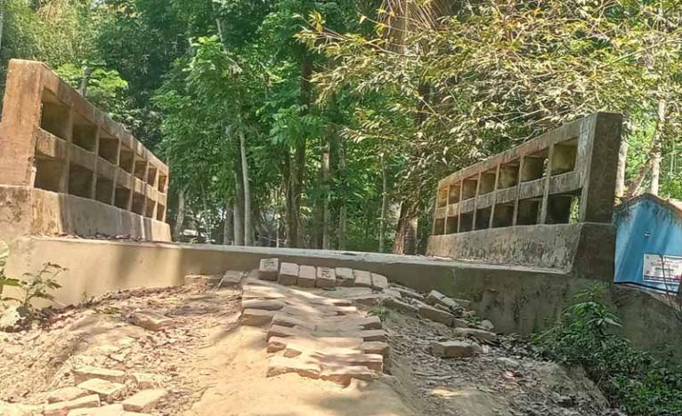 কাউখালীতে কোটি কোটি টাকার উন্নয়নের কাজ না করে ঠিকাদার উধাও