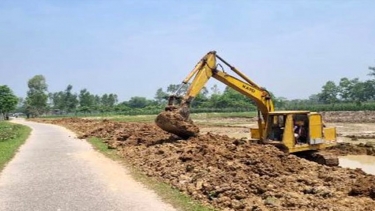 ফুলবাড়ীতে ফসলি জমিতে পুকুর খনন