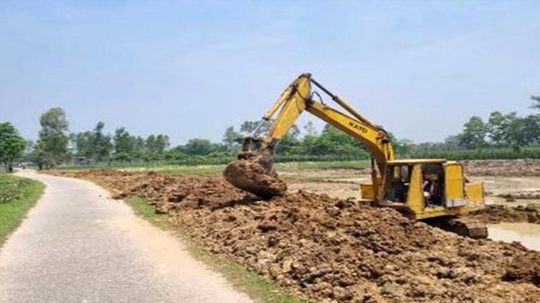 ফুলবাড়ীতে ফসলি জমিতে পুকুর খনন