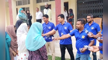 লালমোহনে এসএসসি পরীক্ষার্থীদের মাঝে বিশুদ্ধ পানি বিতরণ