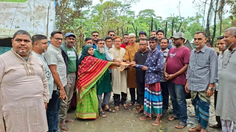 আগৈলঝাড়ায় অগ্নিকান্ডে ক্ষতিগ্রস্থ তিনটি পরিবারকে জেলা পরিষদের চেক প্রদান
